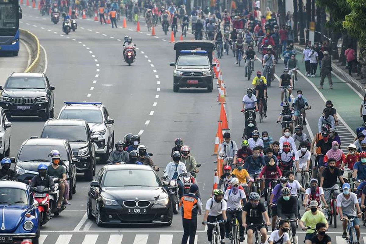 Warga berolah raga di kawasan JaIan Sudirman, Jakarta, Minggu (28/6/2020). Warga tetap berolah raga meski Hari Bebas Kendaraan Bermotor (HBKB) atau Car Free Day (CFD) ditiadakan di kawasan Jalan Sudirman-Thamrin dengan alasan menghindari terjadinya kerumunan warga untuk mencegah penyebaran COVID-19