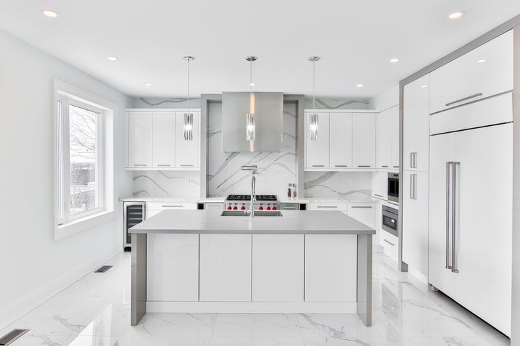 Ilustrasi dapur putih dengan lantai marmer