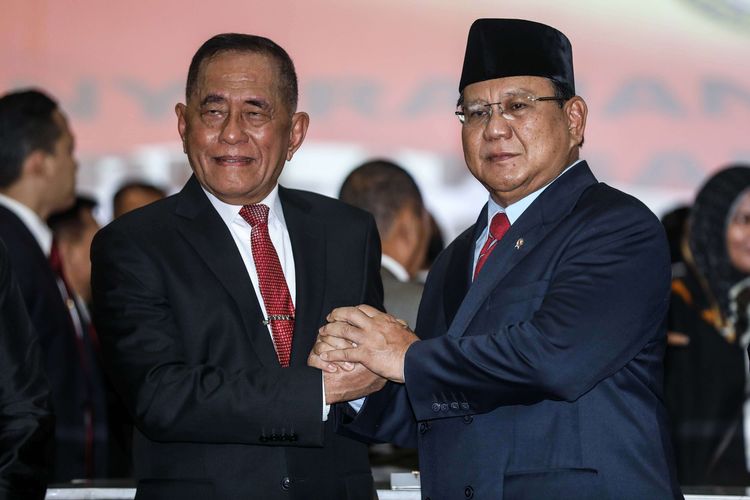 Ketua Umum Partai Gerindra, Prabowo Subianto saat prosesi serah terima jabatan (sertijab) dari Menteri Pertahanan periode 2014-2019 Ryamizard Ryacudu di Gedung AH. Nasution, Kementerian Pertahanan, Jakarta Pusat, Kamis (24/10/2019). Prabowo Subianto resmi mengemban tugas sebagai Menteri Pertahanan periode 2019-2024.