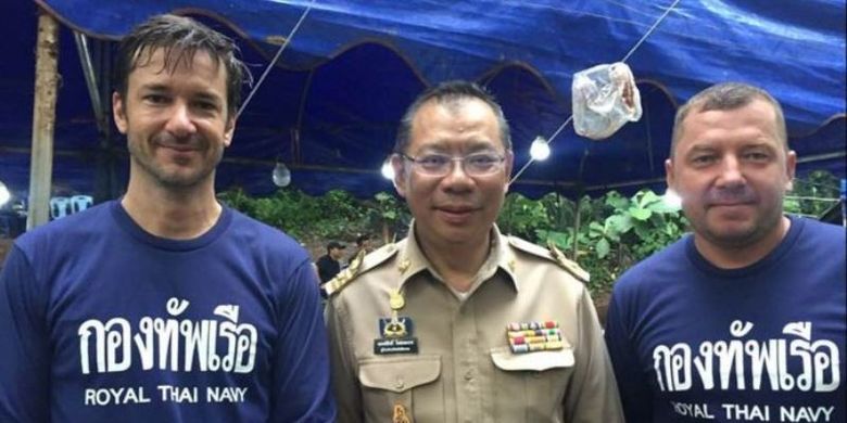 Ben Reymenants (kiri) berfoto bersama Gubernur Chiang Rai, Narongsak Osotthanakorn, dan sesama penyelam, Maksym Polejaka. (Facebook/Ben Reymenants)