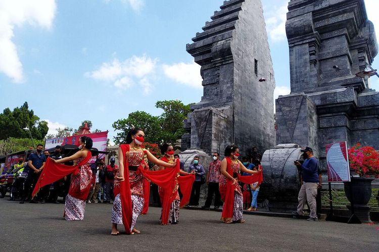 Pertunjukan seni tari di halaman Makam Bung Karno di Kelurahan Bendogerit, Kota Blitar, Rabu (20/10/2021)