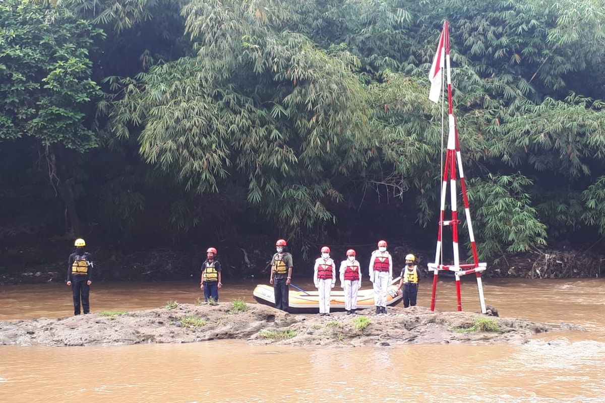 Komunitas Ciliwung Depok (KCD) mengibarkan bendera Merah Putih di Sungai Ciliwung di sisi Grand Depok City, Pancoran Mas, Kecamatan Depok, Kota Depok, Jawa Barat, Senin (17/8/2020) pagi.