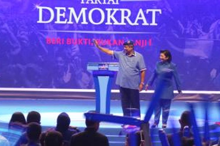 Ketua Umum Partai Demokrat Susilo Bambang Yudhoyono dan istrinya Ani Yudhoyono memasuki ruang kampanye Partai Demokrat di JIExpo Kemayoran, Jakarta Pusat, Kamis (3/4/2014).