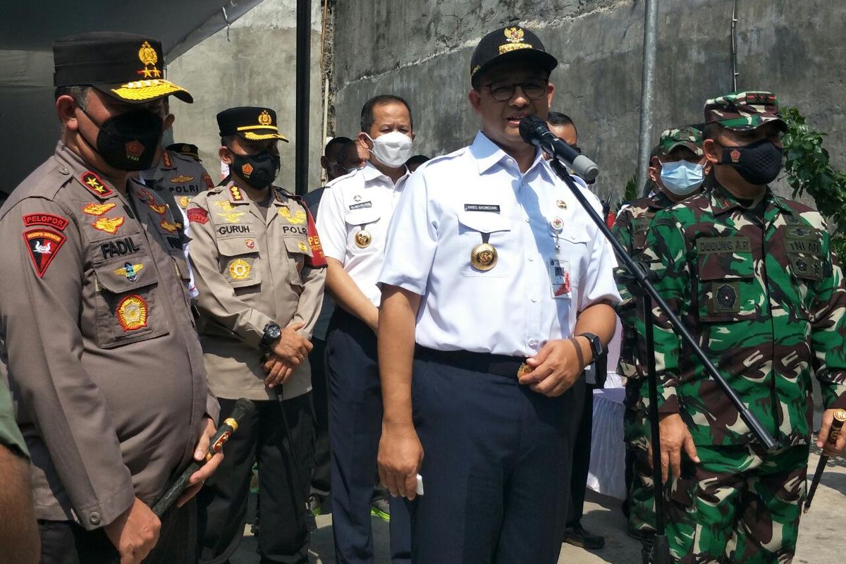 Gubernur DKI Jakarta, Anies Baswedan didampingi Pangdam Jaya Mayjen TNI Dudung Abdurrachman, Kapolda Metro Jaya Irjen Fadil Imran Metro Jaya dan Kapolres Jakarta Utara, Guru Arif Darmawan mendatangi posko tes swab antigen bagi pemudik di RW 05 Kelurahan Sunter Agung, Jakarta Utara, Rabu (19/5/2021).