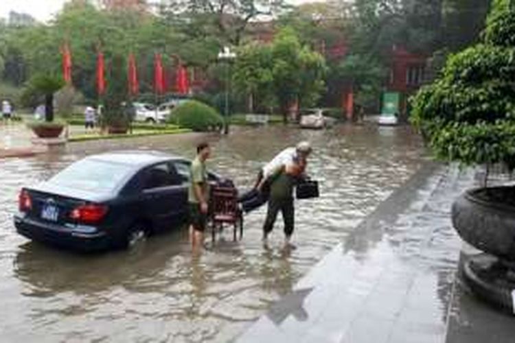 Foto yang menunjukkan adegan satpam menggendong pejabat di Ibu Kota Hanoi itu menyebar luas melalui jejaring internet.