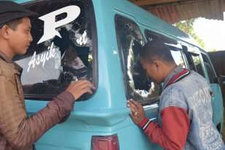 Sebuah mobil angkutan kota untuk sementara diamankan di Polres Kota Baubau, Sulawesi Tenggara. Angkutan Kota dengan nomor polisi DT 1409 UE secara tiba-tiba diserang sekelompok pemuda yang menggunakan cadar