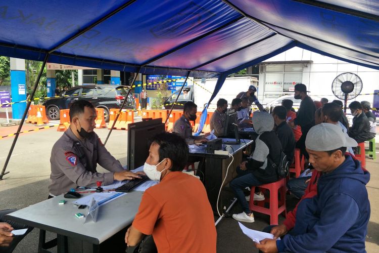 Suasana posko pendaftaran Mudik Gratis Polri 2023 di Samsat Jakarta Selatan, Kamis (30/3/2023). 