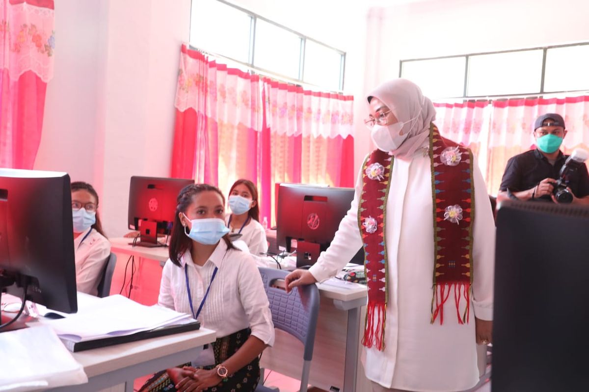 Menteri Ketenagakerjaan Ida Fauziyah saat meresmikan BLK Komunitas Seminari St. Yohanes Paulus II Labuan Bajo, Nusa Tenggara Timur, Sabtu (14/11/2020).
