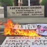 Protes Jalan Rusak, Mahasiswa di Cirebon Bakar Ban Bekas dan Foto Bupati
