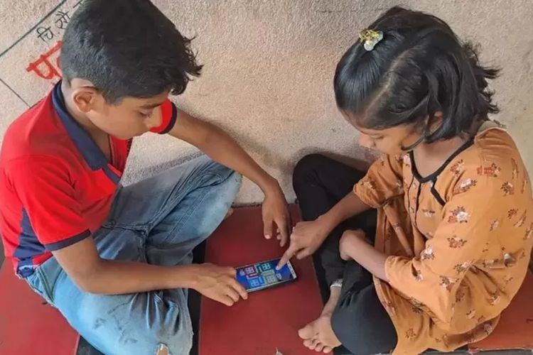 Desa Vadgaon di negara bagian Maharastra, India merasa anak-anaknya telah menjadi tergantung pada televisi dan internet.

