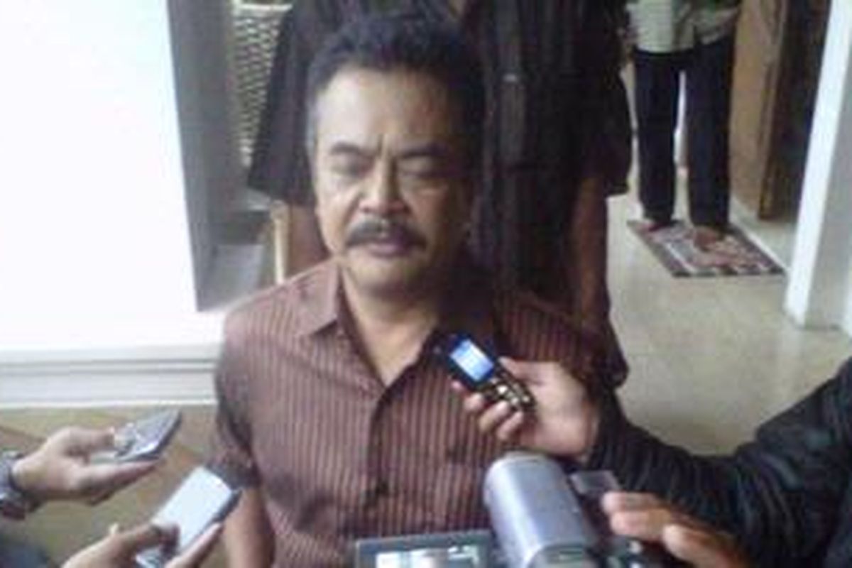 Cawagub nomor urut dua Tatang Farhanul Hakim saat dimintai keterangan wartawan usai pemeriksaan KPK, di rumahnya, Singaparna, Tasikmalaya, Selasa sore. 