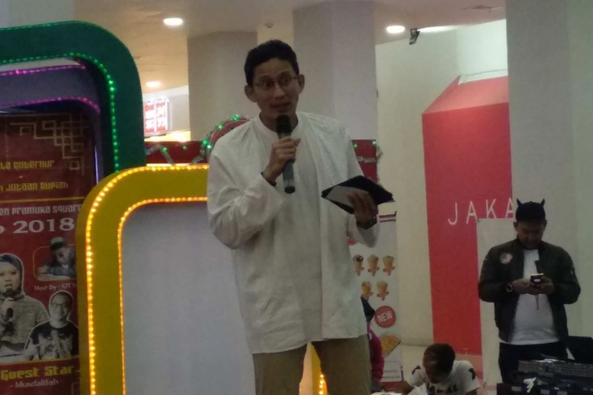 Wakil Gubernur DKI Jakarta Sandiaga Uno stand-up comedy di Green Pramuka Square, Jakarta Pusat, Sabtu (17/2/2018).
