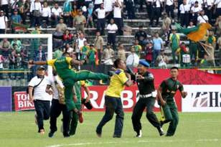 Kericuhan terjadi dalam pertandingan Kejuaraan Sepak Bola Torabika (TSC) 2016 antara Persegres Gresik United melawan PS TNI di Stadion Tri Dharma, Gresik, Minggu (22/6/2016). 