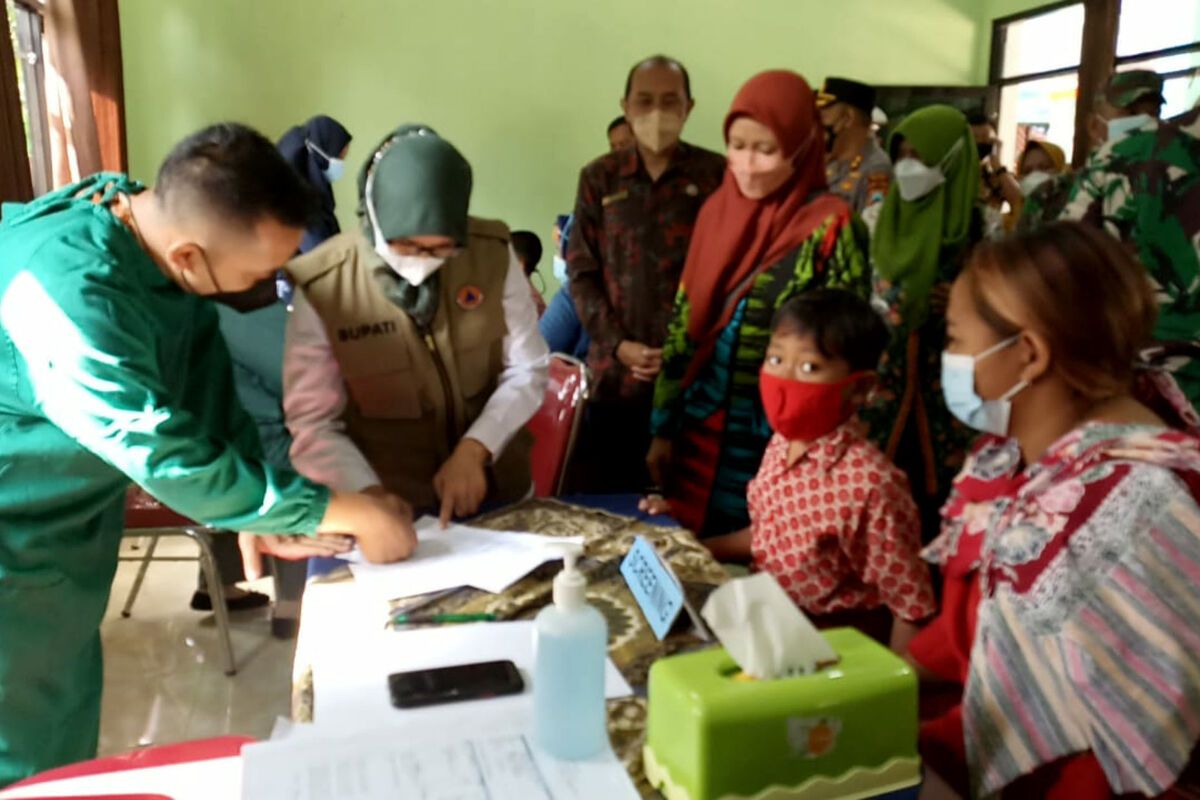 Bupati Blitar Rini Syarifah melihat pelaksanaan vaksinasi anak di SD Babadan, Kecamatan Wlingi, Kamis (6/1/2022)