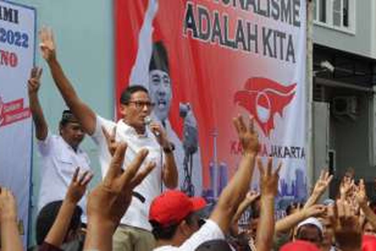 Calon wakil gubernur DKI Jakarta Sandiaga Uno menyapa warga saat kampanye di Kelurahan Wijaya Kusuma, Kecamatan Grogol Petamburan, Jakarta Barat, Selasa (6/12/2016).