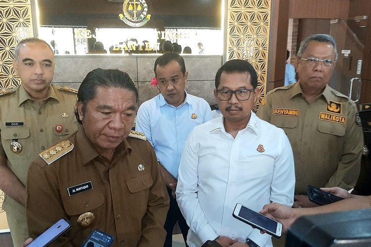 Para Kepala Daerah di Banten usai menghadiri penandatangan kerjasama penyediaan air minum oleh Kabupaten Tangerang kepada Kota Tangsel