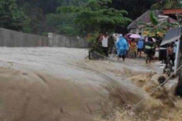 Banjir bandang menerjang Kampung Cisarua, Desa Purasari, Kecamatan Leuwiliang, Kabupaten Bogor pada Rabu (22/6/2022). 