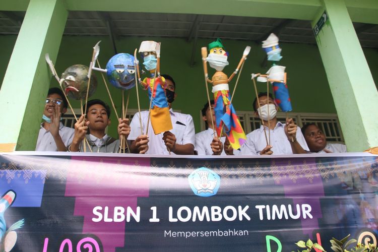 Siswa SLBN 1 Lombok Timur saat berlatih wayang botol di depan ruang kelas mereka bersama para guru pendamping, seluruh siswa dengan beragam kebutuhan khusus dilibatkan, mulai dari Tina rungu,  netra, grahita, daksa dan autis.