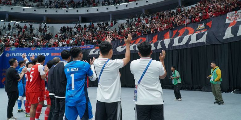 Timnas futsal Indonesia beserta pelatih menyapa penonton di tribun setelah pertandingan melawan Irak usai pada ajang AFC Futsal ASIAN CUP 2026 di Indonesia Arena, Jakarta Pusat, Sabtu (31/1/2026).