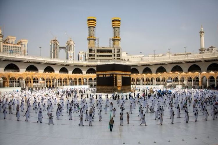 Para jemaah haji di sekitar KaKbah saat pelaksanan puncak ibadah Haji, Jumat, di Mekkah, Jumat, 31 Juli 2020.