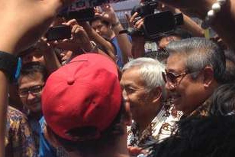Presiden keenam RI Susilo Bambang Yudhoyono saat menyambut suporter bola di Semarang, Selasa (15/3/2016)