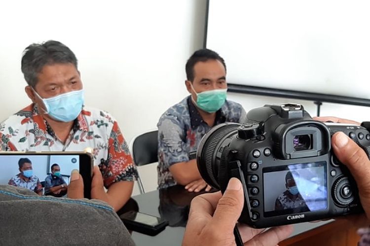 Kepala Dinas Kesehatan yang juga Tim Gugus Tugas penanganan Covid-19 Kabupaten Pekalongan Jawa Tengah, Setyawan melakukan konferensi pers.