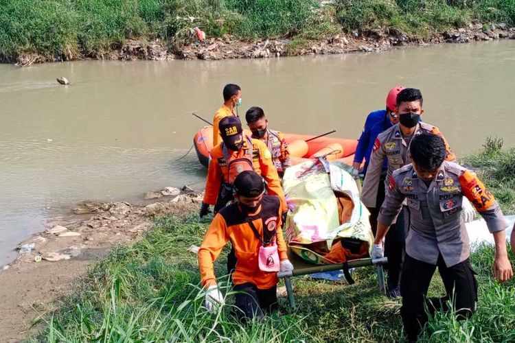 Tim SAR gabungan sedang mengevakuasi jasad korban yang melompat ke Sungai Cileungsi, Kabupaten Bogor, Jawa Barat, Minggu (24/10/2021).