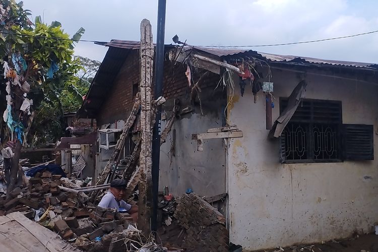 Salah satu rumah warga yang porak-poranda pasca banjir di Gang Bersama, Jalan Luku, Kelurahan Kwala Bekala, Kecamatan Medan Johor, Kota Medan, Sumatera Utara, Selasa (2/12/2025).