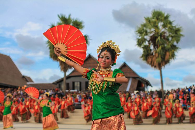 Tari Kipas Pakarena khas Sulawesi Selatan.
