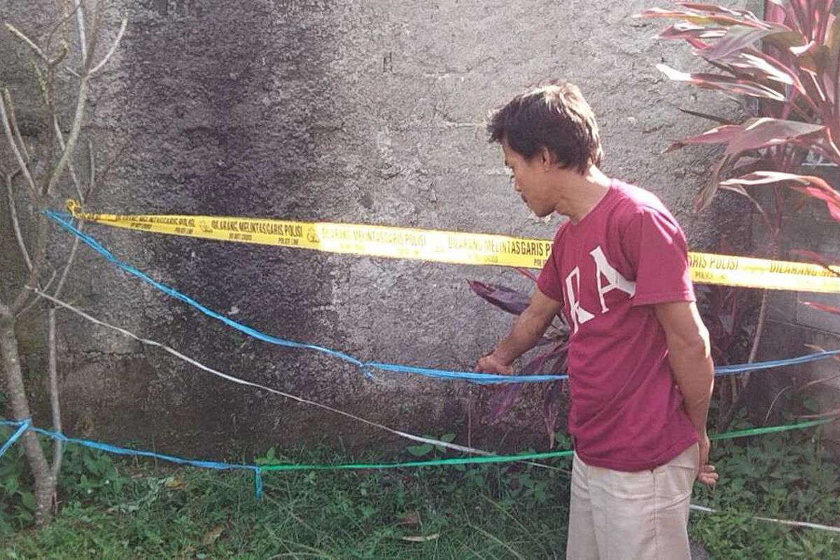 Seorang warga menemukan benda diduga granat di pemakaman umum, Kampung Pondok Cimanggis, Desa Bojong Baru, Kecamatan Bojonggede, Kabupaten Bogor, Jawa Barat, Selasa (20/12/2022).