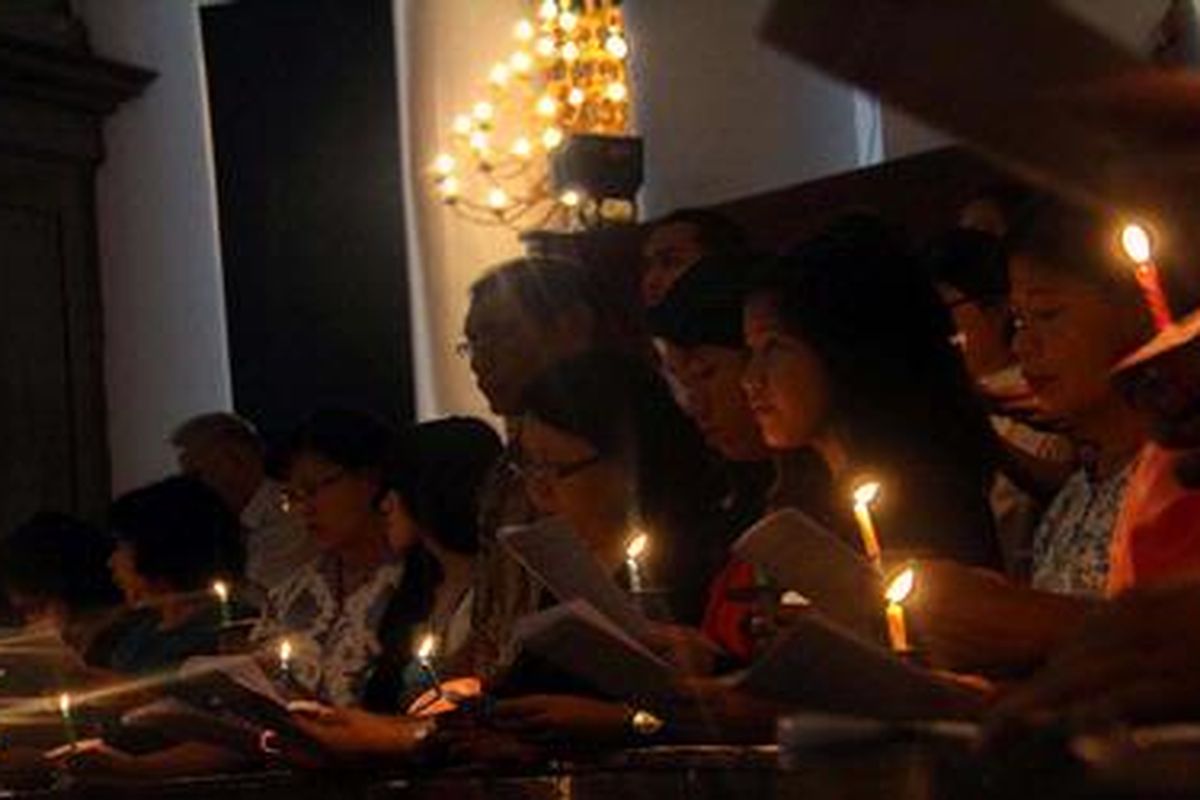 Umat Kristiani tengah beribadah misa Natal 2012 di Gereja Immanuel, Gambir, Jakarta Pusat, Senin (24/12) malam. Umat Kristiani Indonesia serempak beribadah misa Natal pada malam 25 Desember. BERITA KOTA/ANGGA BN