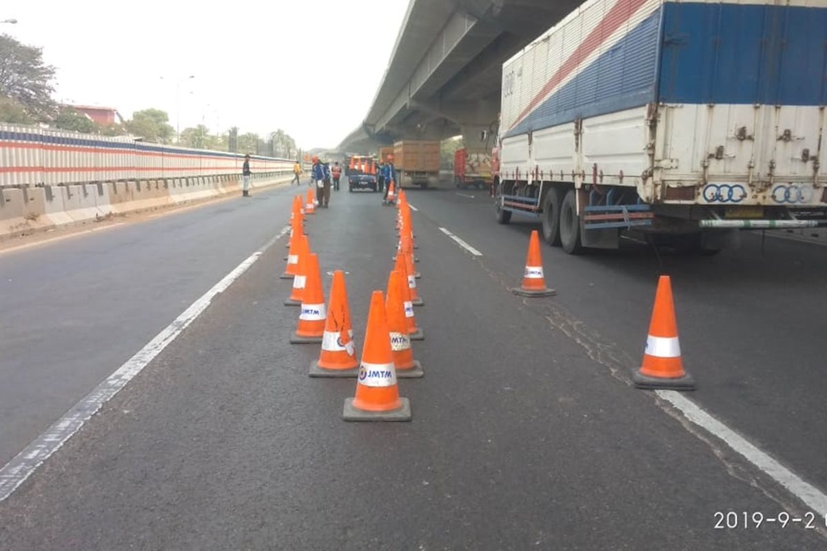 PT Jasa Marga kembali melakukan pemeliharaan Jalan Tol Jakarta-Cikampek, kali ini mulai Sabtu (23/11/2019) hingga Senin (25/11/2019) siang. Pekerjaan tersebut berlangsung di lajur 1 Jalan Tol Jakarta-Cikampek arah Cikampek, tepatnya di KM 25+120 sampai KM 25+140 dan KM 25+215 hingga KM 25+270.