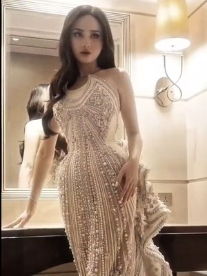 Gaya resepsi Syifa Hadju dan El Rumi tampil glamor dengan gaun dramatis, detail mewah, dan sentuhan elegan yang mencuri perhatian.