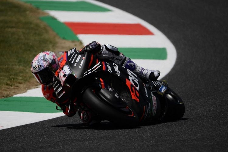 Aprilia Racing Spanish rider Aleix Espargaro rides during a second free practice session ahead the Italian Moto GP Grand Prix at the Mugello race track, Tuscany, on May 27, 2022. (Photo by Filippo MONTEFORTE / AFP)