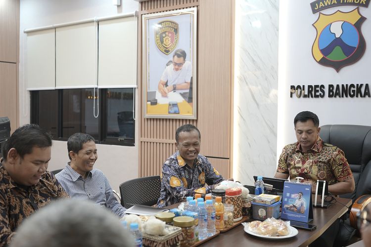 Rektor UTM, Dr Safi (batik hitam kuning) bersama Warek lll UTM, Surokim (baju kotak hitam putih) saat datang ke Polres Bangkalan, Selasa (19/8/2025). 