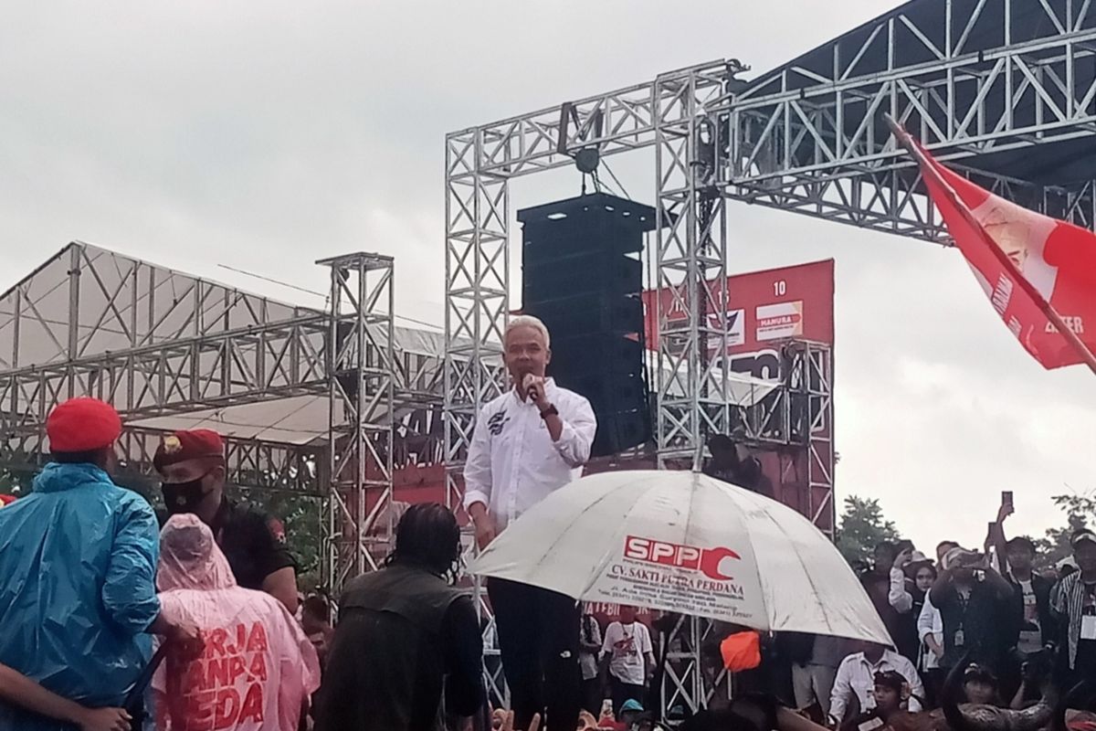 Capres 03 Ganjar Pranowo menghadiri kampanye dengan kesenian Bantengan di Lapangan Kecamatan Kedungkandang, Kota Malang, Jawa Timur pada Selasa (30/1/2024). 