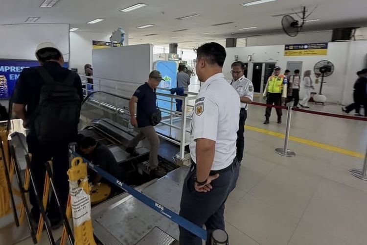 Eskalator Stasiun Duri Tiba-tiba Mundur Bikin Pengguna Berjatuhan, 5 Orang Dibawa ke RS