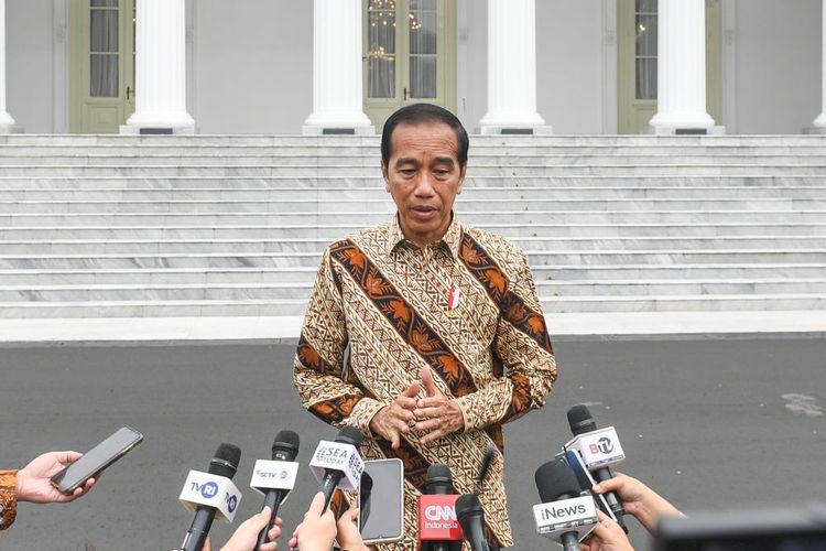 Presiden Joko Widodo menjawab pertanyaan wartawan di halaman Istana Merdeka, Jakarta, Senin (4/12/2023). ANTARA FOTO/Hafidz Mubarak A/foc.