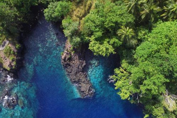  Pantai Temboko Lehi di Provinsi Sulawesi Utara, satu-satunya pantai berair panas yang ada di Indonesia.