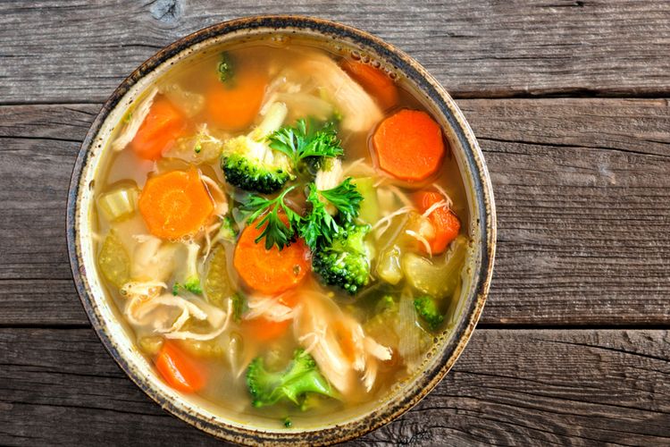 Ilustrasi sup ayam sayuran.