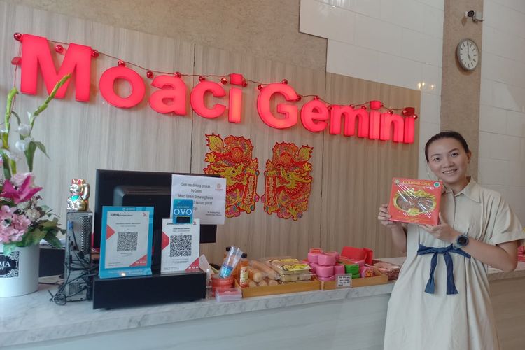 Pemilik Moaci Gemini generasi ketiga, Stefania Catherine, menunjukkan kue Moaci Gemini dalam kemasan, Rabu (21/2/2024).