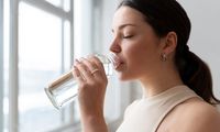 7 Manfaat Minum Air Putih Saat Bangun Tidur, Bantu Kurangi Berat Badan
