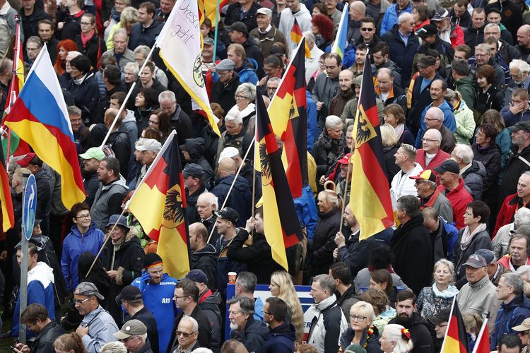 Pendukung dari Gerakan Patriot Eropa Melawan Islamisasi Barat (Pegida) melakukan aksi protes menentang Kanselir Jerman Angela Merkel dan kebijakannya pada 3 Oktober 2016 di Dresden.