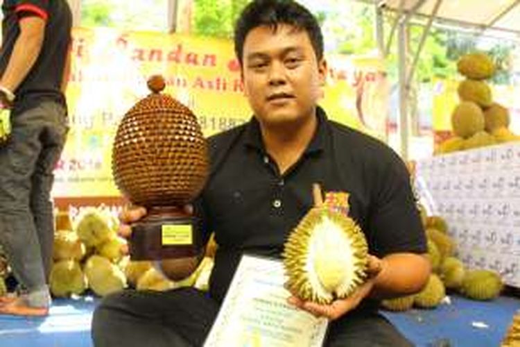 Durian kecil nan langka, durian Si Pandan. Berdiameter 10 centimeter, dijual dengan harga Rp. 300.000.