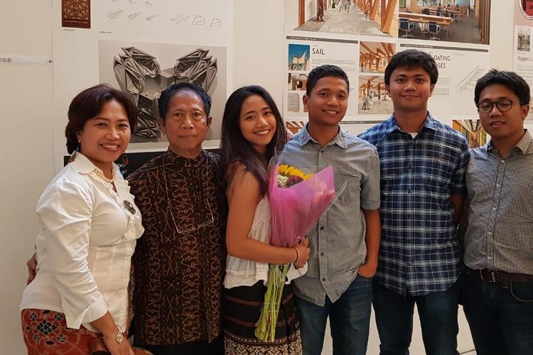 Asri Antonia (ketiga dari kiri) saat berfoto bersama keluarga di depan proyek The Harbor yang menang kompetisi Angelo Donghia Senior Scholarship.