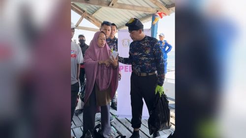 Kunjungi Pulau Lae-Lae, Kapolda Sulsel Bagikan Sembako dan Sosialisasikan Pilkada Damai 