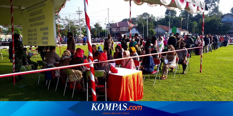 Cerita Warga Antusias Ikut Vaksinasi Massal: Rela Antre dari Pagi, Ingin Cepat Divaksin agar Lebih Tenang Beraktivitas - Vimarsana News