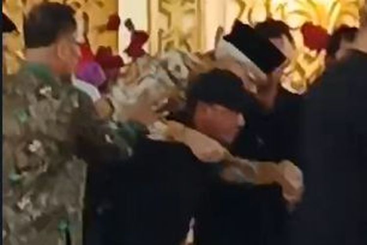 Bakal Calon Gubernur Sumatera Selatan Mawardi Yahya dibopong oleh ajudannya karena nyaris pingsan saat menghadiri acara pernikahan di Kabupaten Ogan Ilir, pada MInggu (30/6/2024).