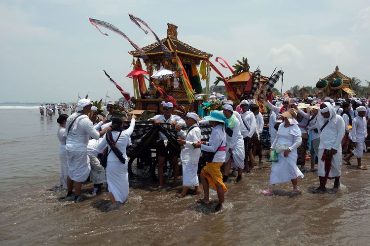 Umat Hindu membawa benda sakral saat upacara Melasti saat upacara Melasti di Pantai Petitenget, Badung, Bali, Jumat (8/3/2024). Seluruh umat Hindu di Bali melaksanakan upacara Melasti yang merupakan ritual penyucian diri dan alam untuk menyambut Hari Raya Nyepi Tahun Baru Saka 1946. 
