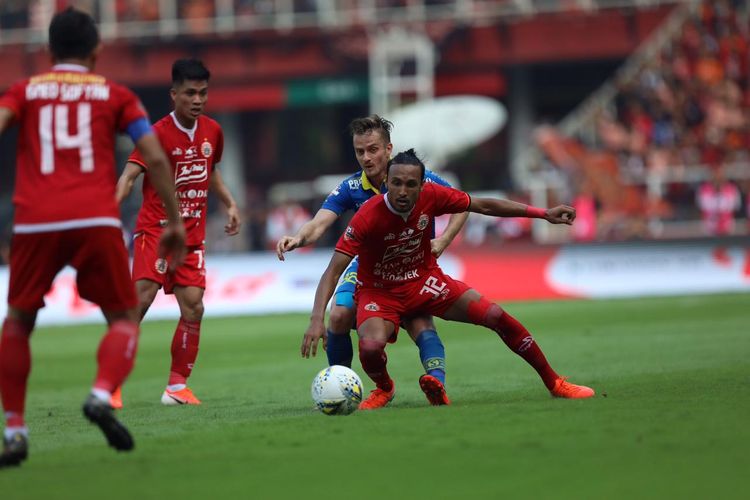 Pemain Persija berebut bola dengan pemain Persib Bandung pada laga pekan kedelapan Liga 1 2019 di Stadion Utama Gelora Bung Karno, Jakarta, 10 Juli 2019.